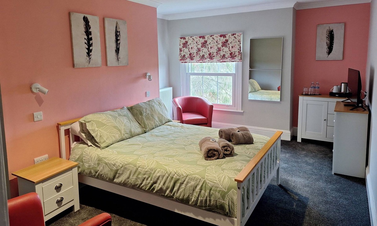Cranleigh House | Comfortable Double Room with Bath