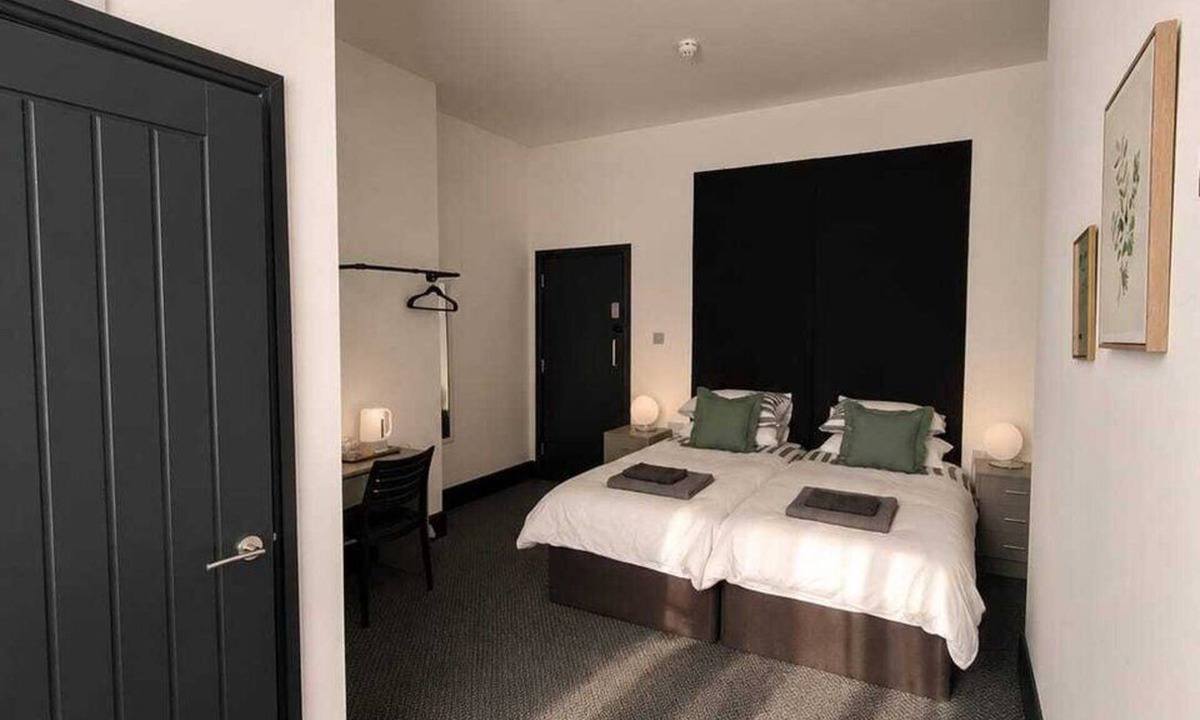 Bootle Apartment | Comfortable Double Room with Private Bathroom