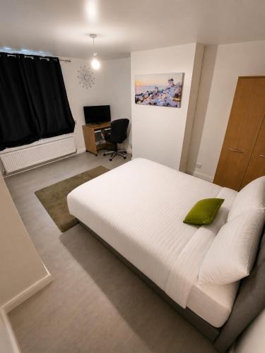 Newark upon Trent House | Comfortable Double Room, private bathroom, not ensuite