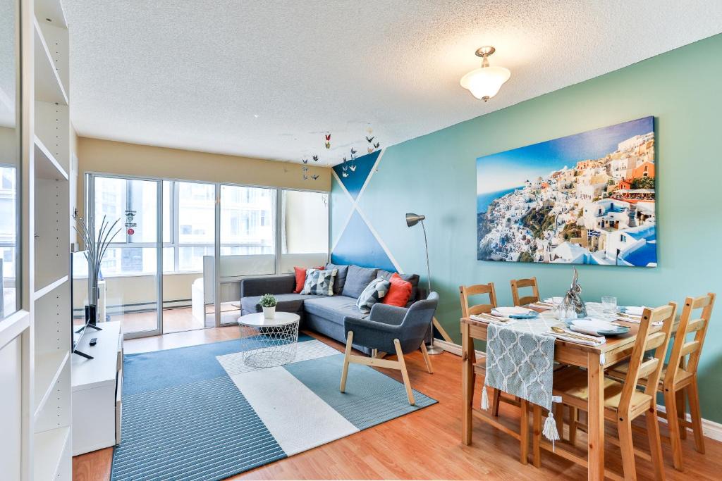 Bay Street Corridor Apartment | Comfortable Downtown Apartment