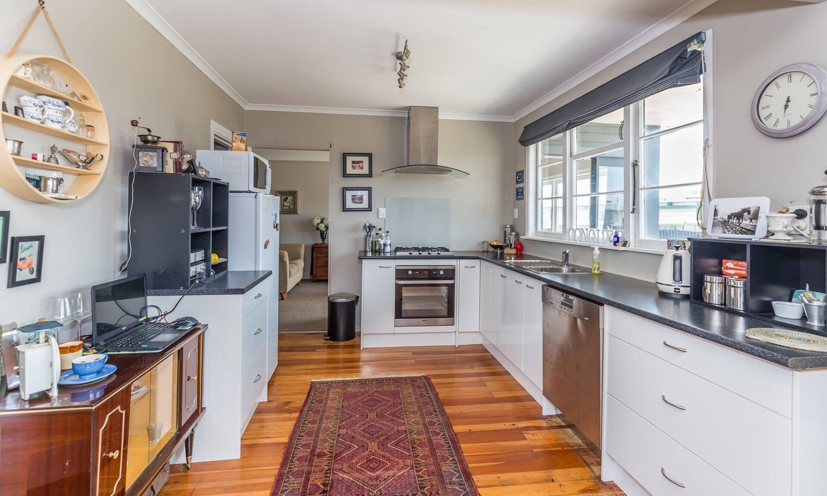 Himatangi Beach House | Comfortable family home 5 minute walk to the beach