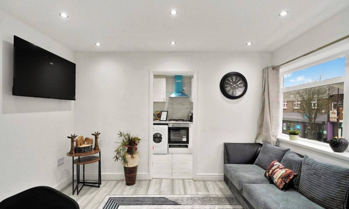 Belvedere Apartment | Comfortable Four-Bedroom Stay with Balcony