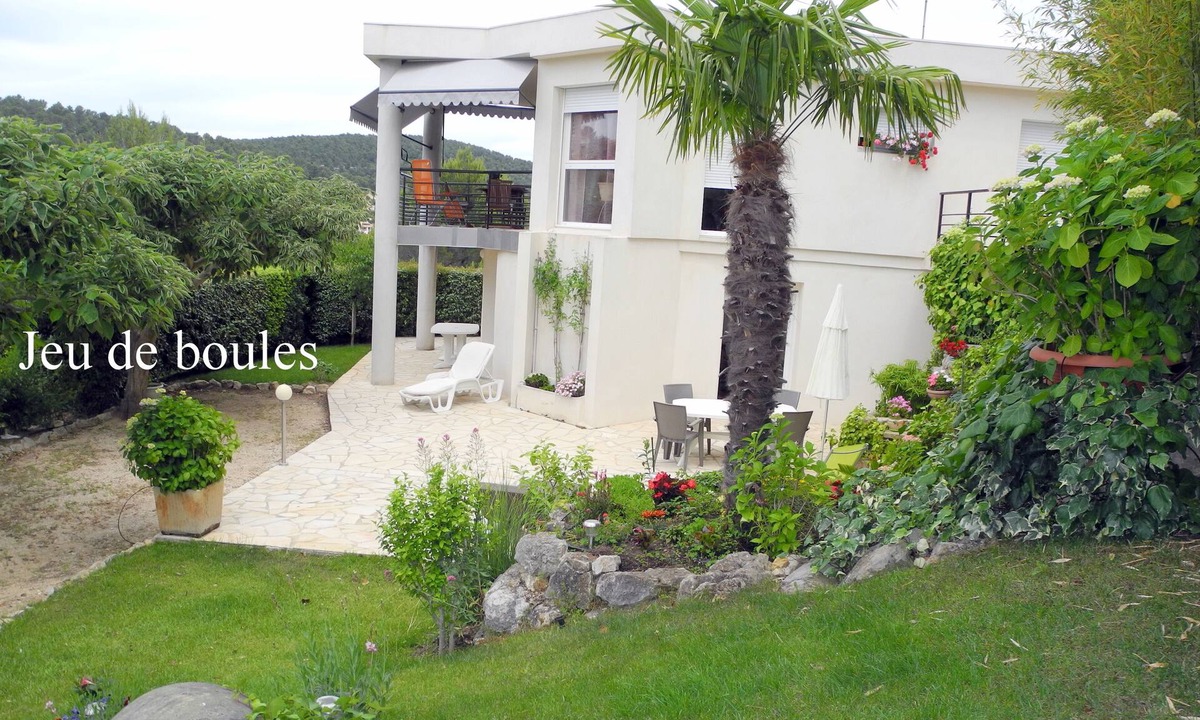 Carnoux-en-Provence Villa | Comfortable garden level in villa