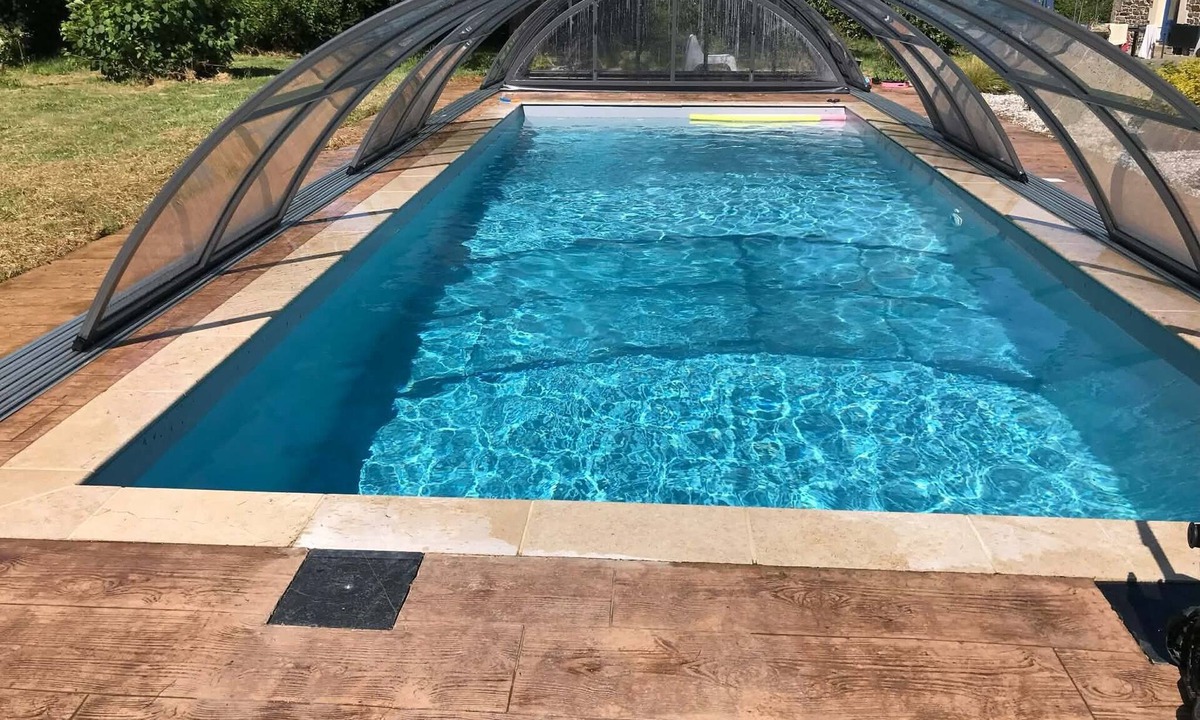 La Ferriere House | Comfortable gîte with heated pool and pétanque court, ideal for vacations.