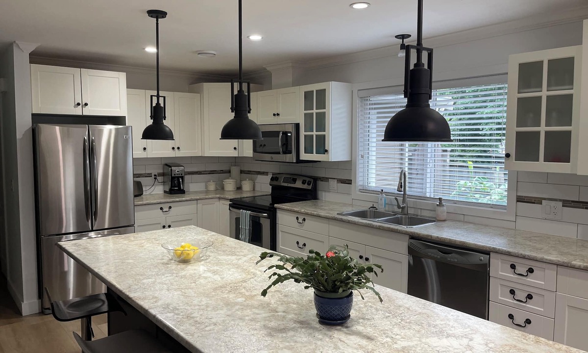 Aldergrove House | Comfortable Home in quiet family Neighbourhood with Hottub