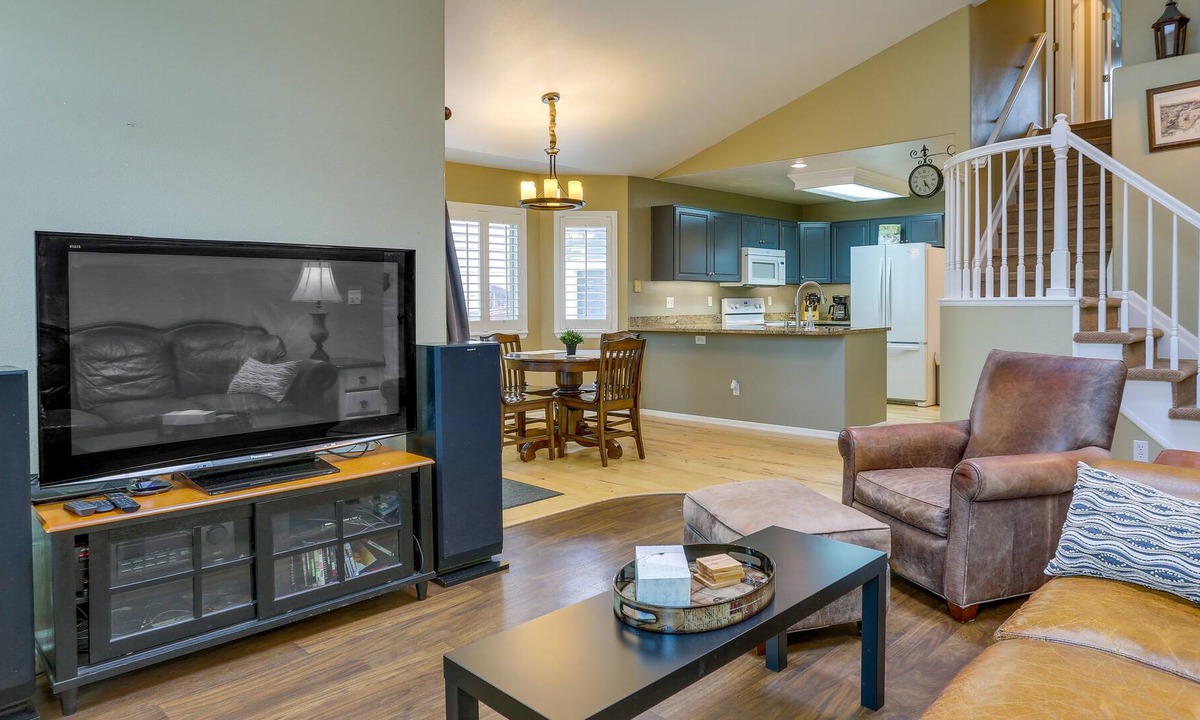 Stonegate House | Comfortable Home ~ 20 Mi to Downtown Denver!