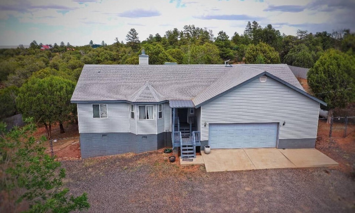 Linden House | Comfortable home in the country just outside of Show Low. Space to park trailer.