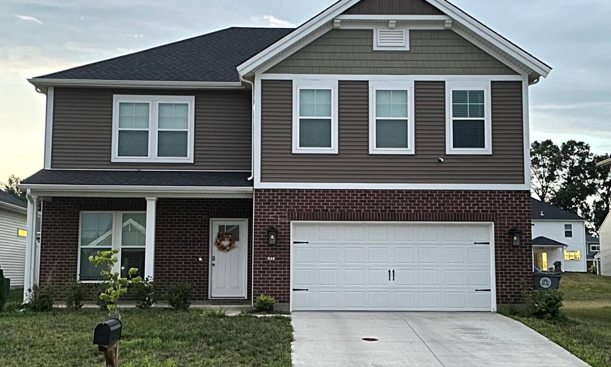 Evansville House | Comfortable house where guests feel welcome.n10 minutes from Evansville Airport