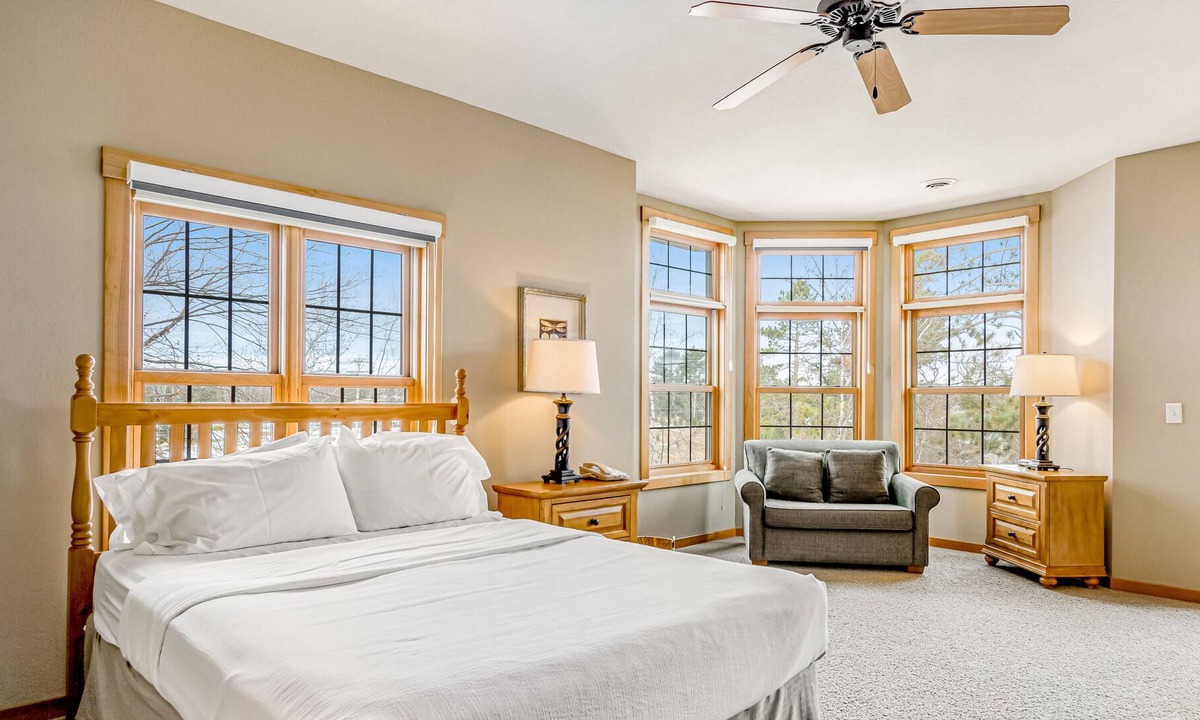 Three Lakes Condo | Comfortable lakefront studio with balcony, kitchenette, pool, gym, & hot tubs