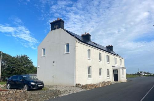Annagry House | Comfortable lakeside house in Donegal Gealtacht