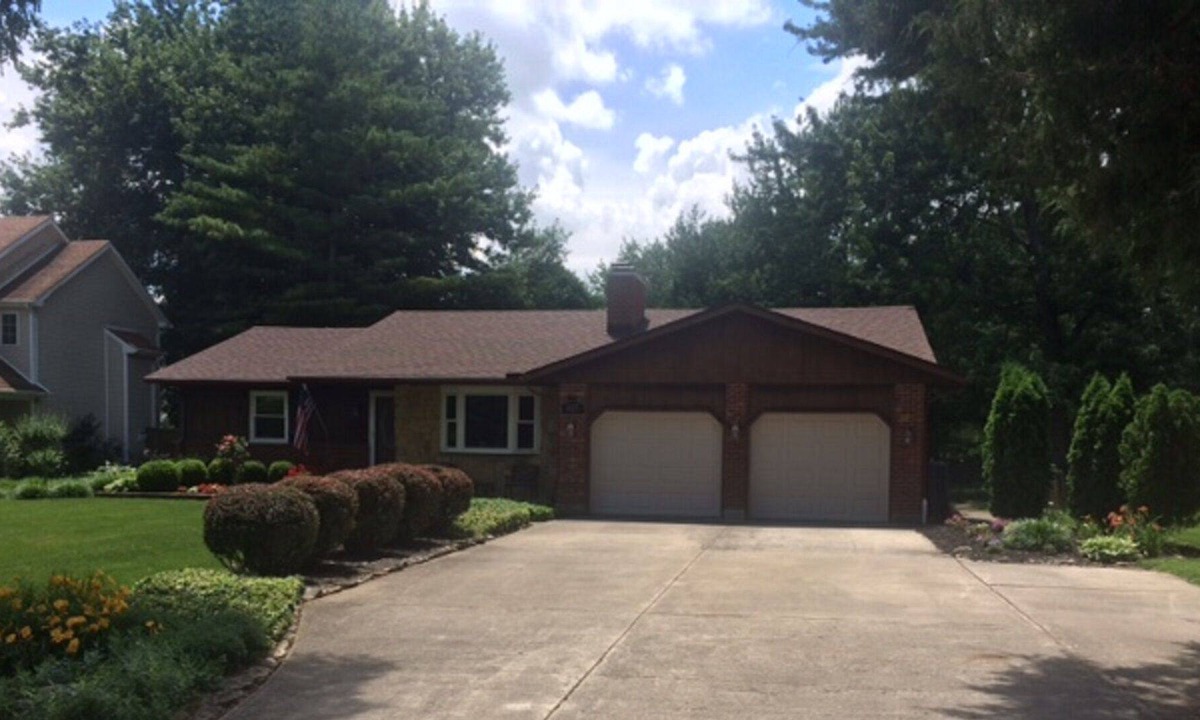 Jamestown House | Comfortable living area, 2 bedrooms, kitchen, hot tub - near Xenia/Cedarville