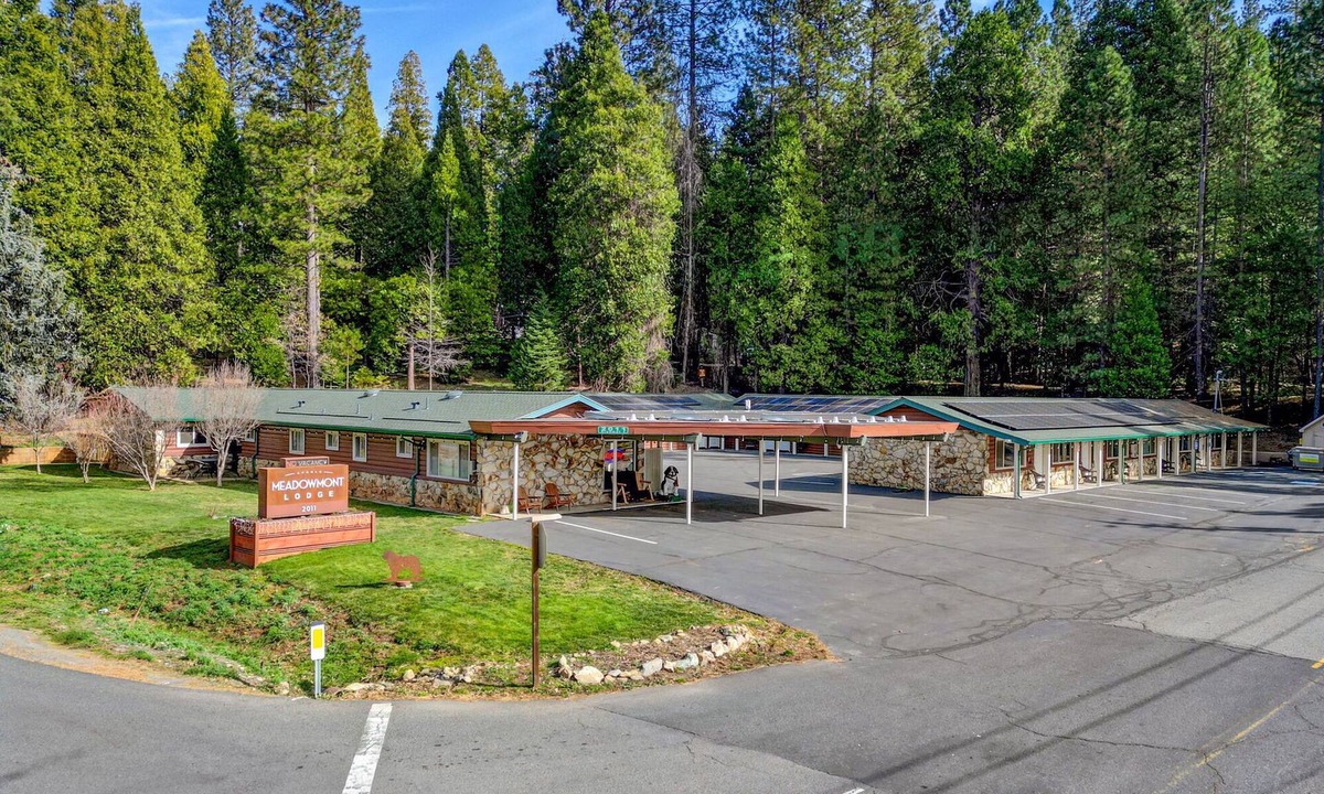 Glencoe Hotel | Comfortable Lodge Room 18 with Extra Amenities (queen, pet-friendly)