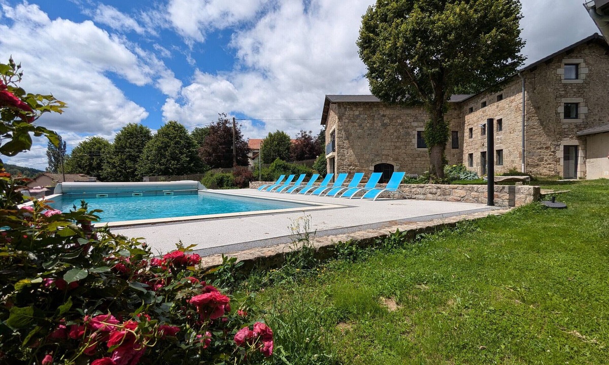 Lapte Cottage | Comfortable lodge with heated pool, for 23 people, perfect for families and friends