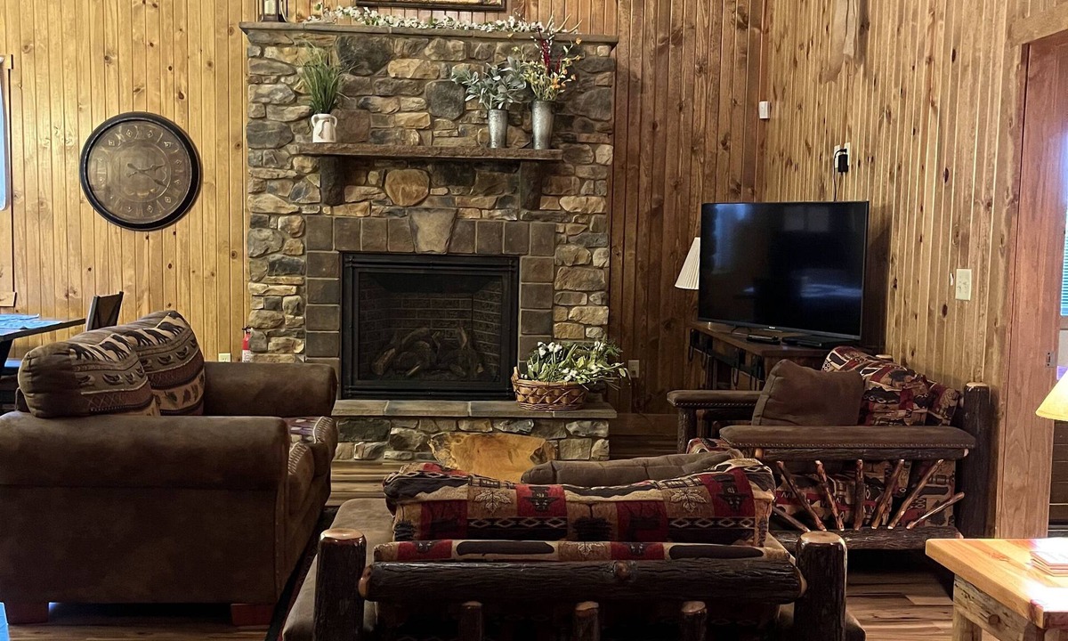 Blissfield House | Comfortable & Luxurious Barndominium - 30 minutes to Mohican State Park!