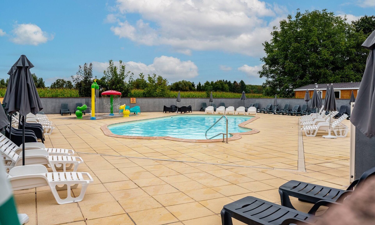 Boofzheim House | Comfortable Mobile Home B027 near Europa-Park with Private Terrace and Shared Garden
