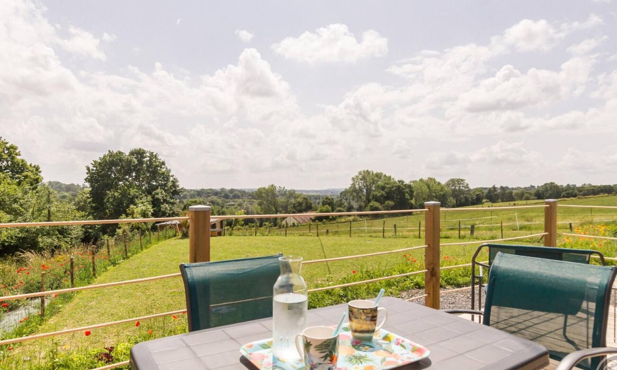 Saint-Lo Apartment | Comfortable Mobile Home with Terrace and Pets Allowed in Saint-Lô