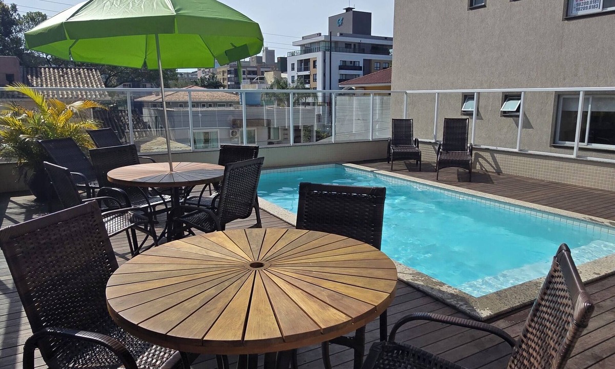 Centro Apartment | Comfortable penthouse with pool just a few meters from Bombinhas beach.
