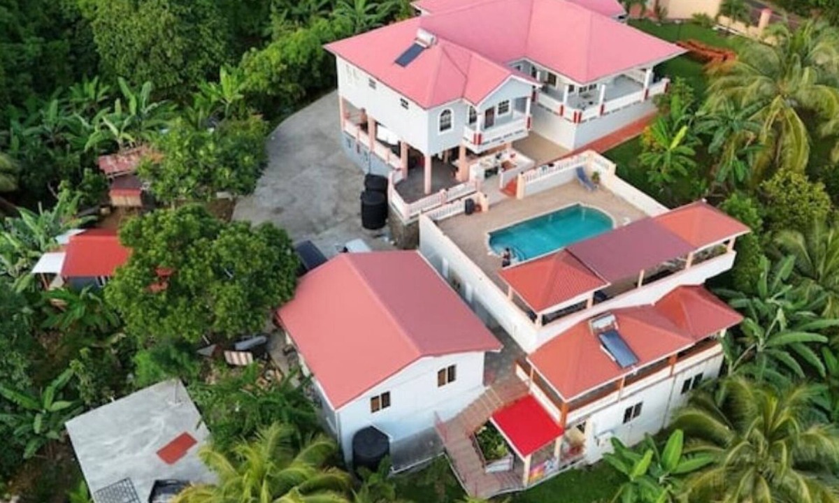 Laborie Apartment | COMFORTABLE PRIVATE ROOM CLOSE TO BEACH AND AIRPORT