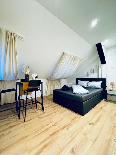 Liesing Apartment | Comfortable Private Rooms in a 5-Bedroom Apartment Close to the Train Station