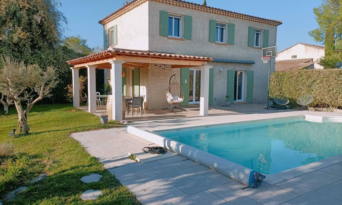 Senas House | Comfortable Provencal house with swimming pool, terrace and garden at the foot of the Alpilles mountains.