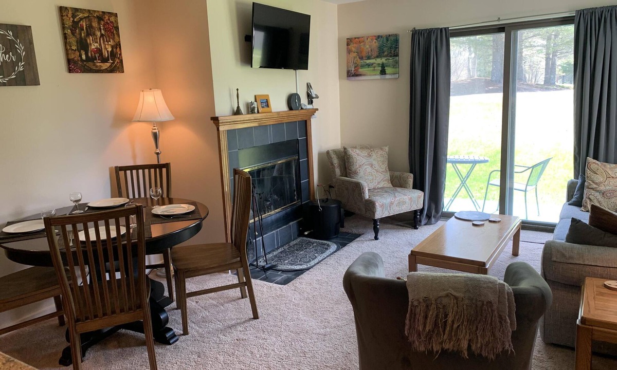 West Dover Condo | Comfortable, Redecorated Condo at Mount Snow; free shuttle