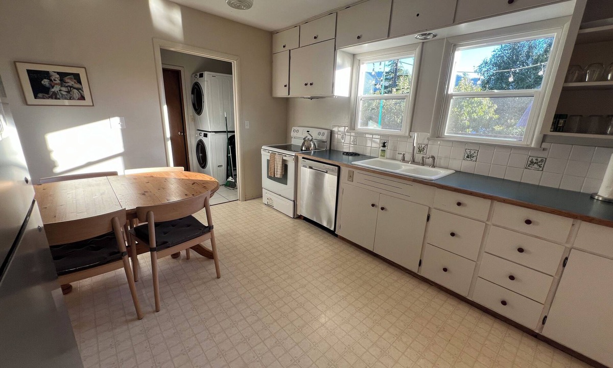 Mt. Hood - Columbia River Gorge House | Comfortable Retreat - 4 Bedrooms, 2 Bathrooms - Pet Friendly Bingen Bungalow