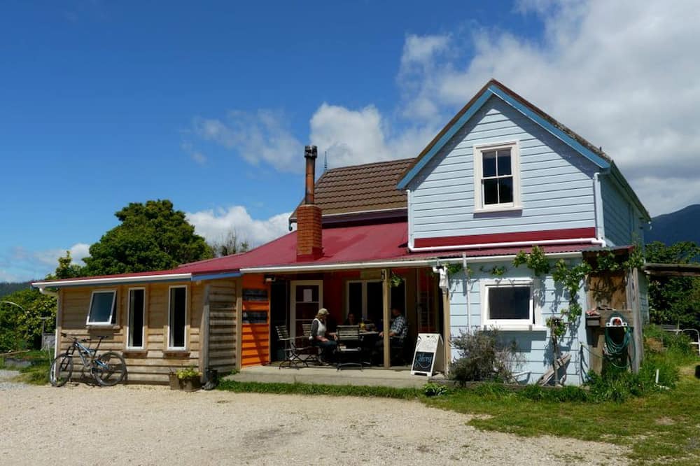 Patons Rock Cabin | Comfortable Retreat on an Authentic Farm Stay in Takaka, New Zealand