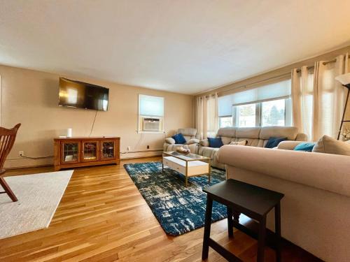 Town of Union House | Comfortable Room BU, UHS, Lourdes, Queen Bed