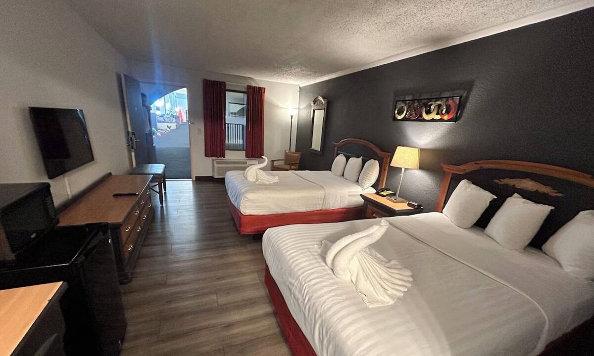 Mattoon Hotel | Comfortable Room Near Meadowview Golf Course – 4.3 miles away + Free Breakfast