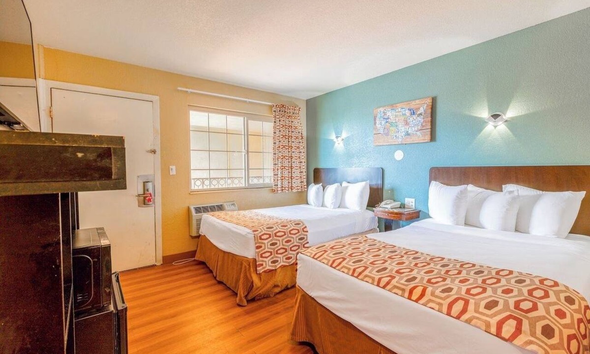 Loma Alta Hotel | Comfortable Room Perfect for Beachgoers in Oceanside