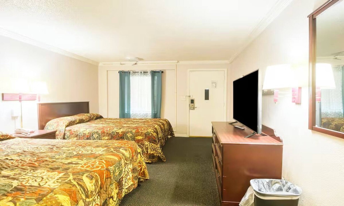 Huntsville Hotel | Comfortable Room Near US-72 in Huntsville | Free Parking for Easy Travel