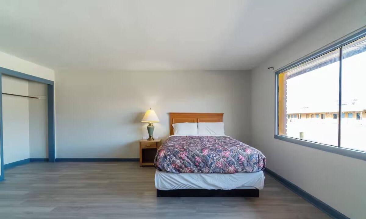 Clute Hotel | Comfortable Room w/Free Parking for a Relaxed & Convenient Stay