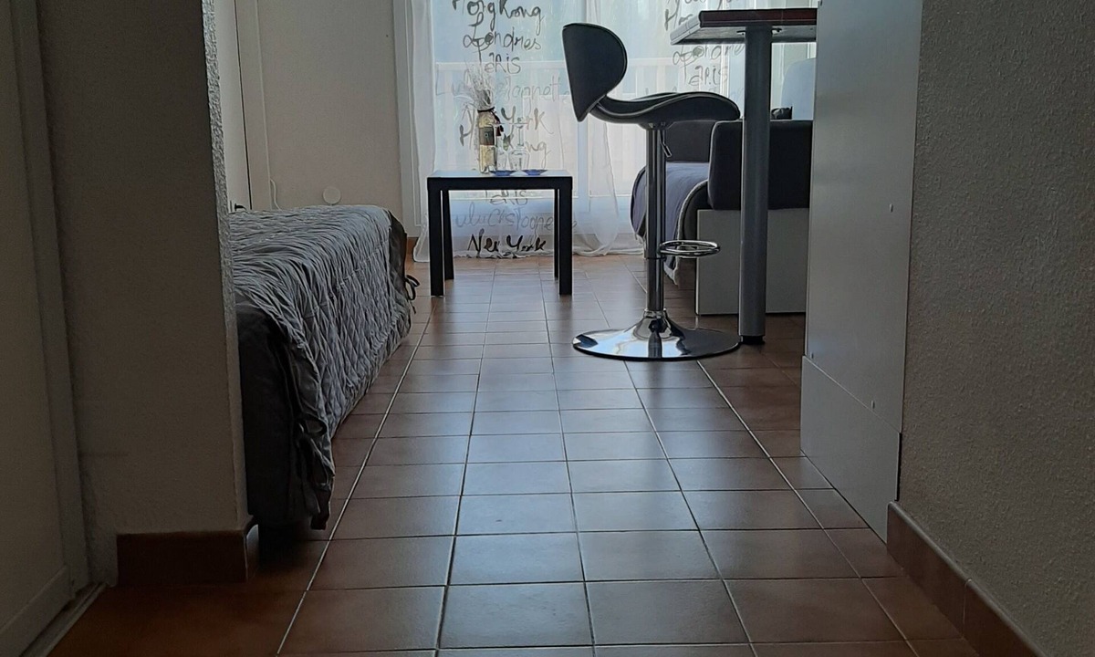 Sausset-les-Pins Apartment | Comfortable, serene studio in residence, swimming pool, tennis court, private parking, terrace.