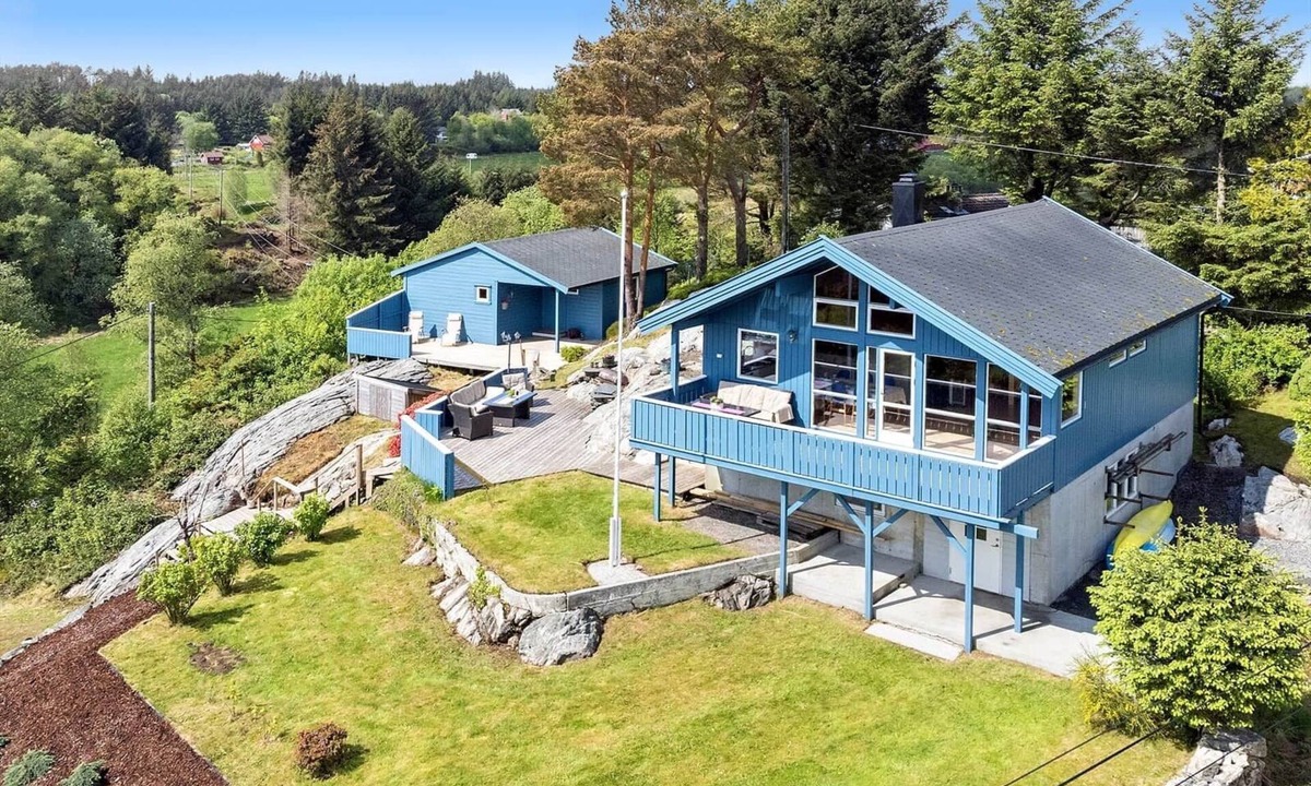 Austrheim House | Comfortable seaside holiday home – optional boat