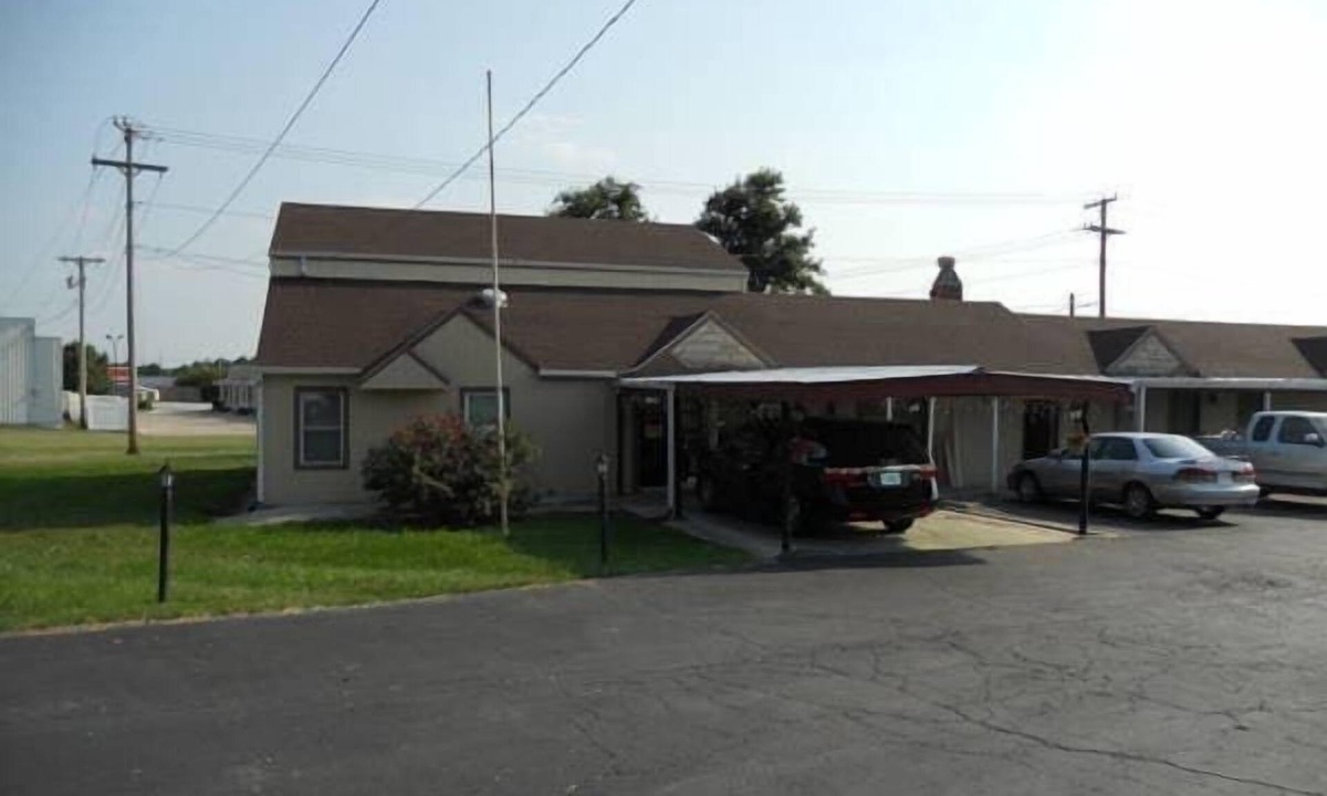 Harrisonville Hotel | Comfortable stay at Knights Inn Harrisonville! Near Lords Park! Free Parking!