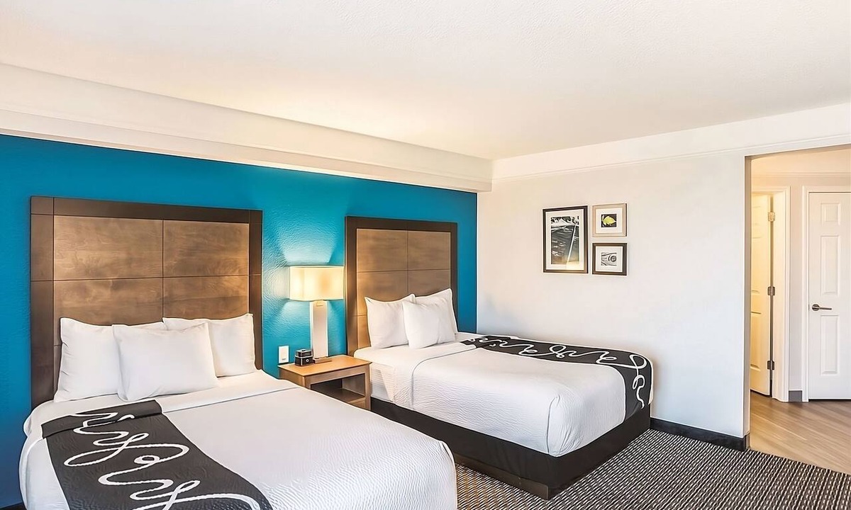 Ahwatukee Foothills Hotel | Comfortable Stay with Pool Access, Enjoy Our Bright Side Breakfast | 2 Rooms