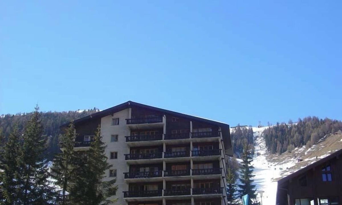 Grimentz Apartment | Comfortable Studio for 2-4 persons : Living-room with 2 double sofa-beds - kitchen with stove/microw