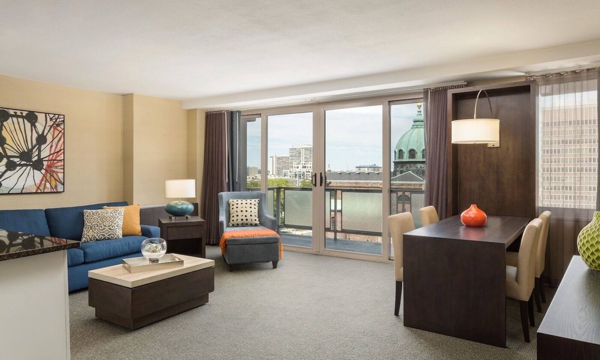 Logan Square Hotel | Comfortable Suite Near Liberty Bell, Pets Stay Free, with Swimming Pool