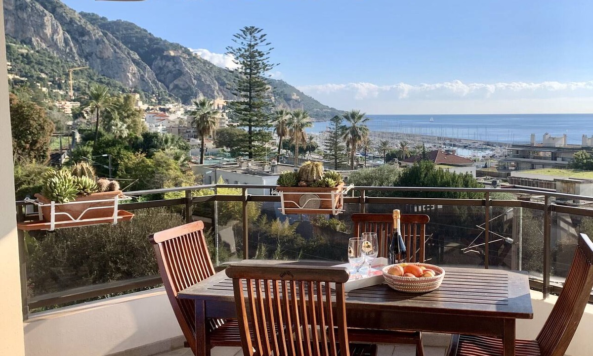 Menton Apartment | Comfortable top-floor apartment with sea view (Rosiers)