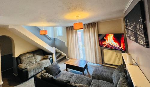 Newton Aycliffe House | Comfortable Two Bedrooms House DL5 with Garden Parking and Free WiFi