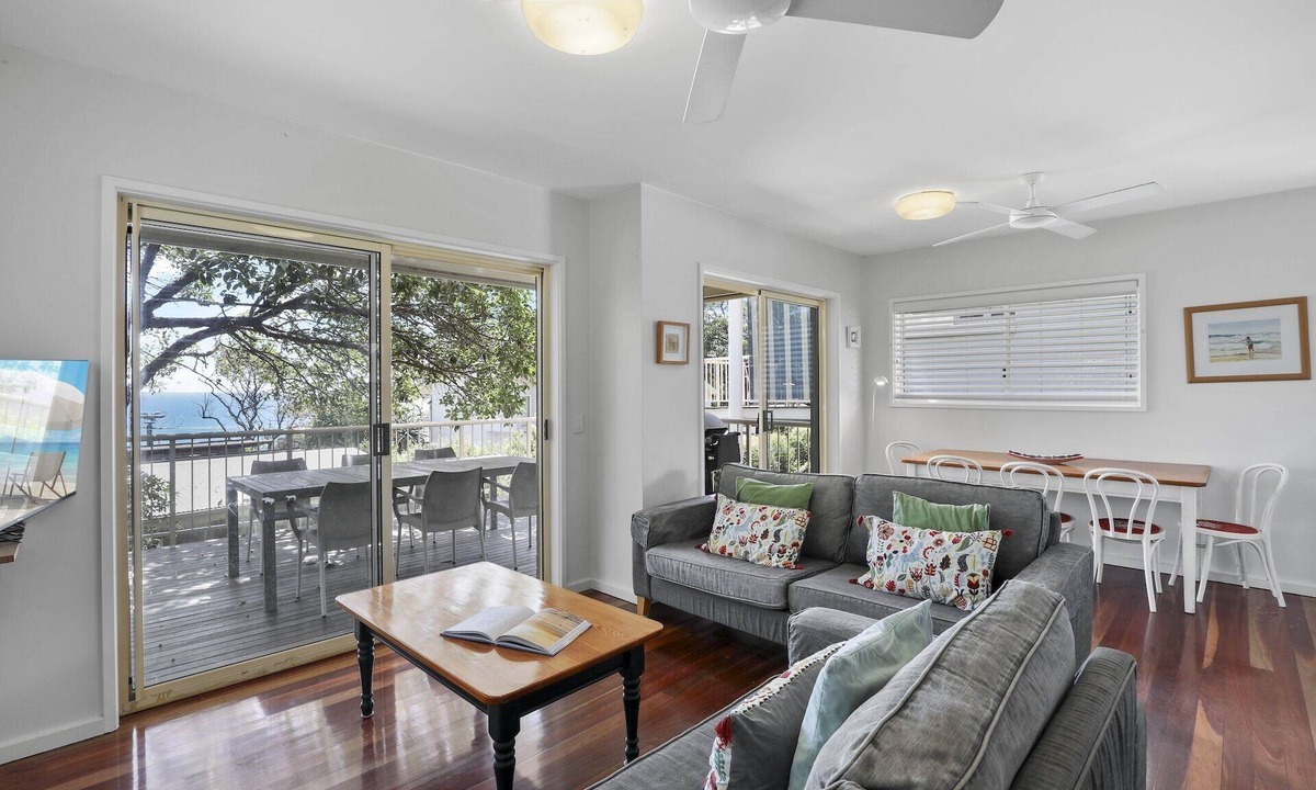 Point Lookout House | Comfortable unit within a short stroll of Cylinder and Deadmans Beaches.