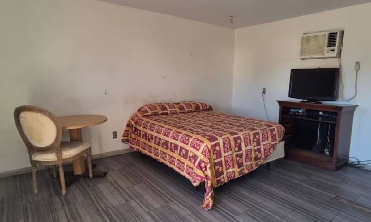 Sun Bay South Hotel | Comfortable Queen Bed Near Bayshore Boulevard | Free Parking