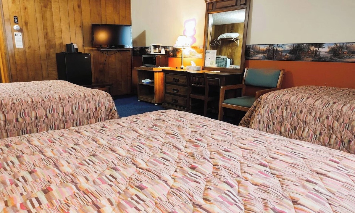 International Falls Hotel | Comfortable Room with 2 Full Beds, 1 Twin Bed & Rollaway – for Budget Families