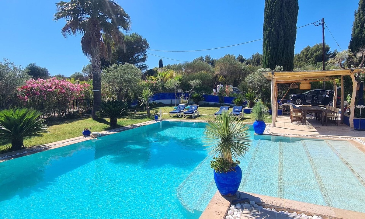 Le Beausset Villa | Comfortable villa with heated pool
