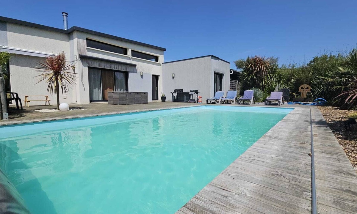 Locquirec House | Comfortable villa with heated pool