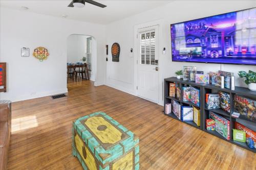Holy Cross House | Comfy 1 Bed 1 Bath Near Downtown Indy - Sleeps 4