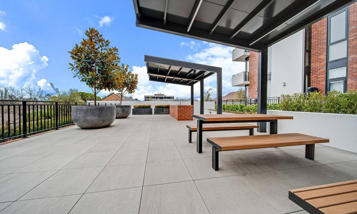 Manuka Apartment | Comfy 1-Bed Apt with Courtyard, Gym, BBQ & Parking