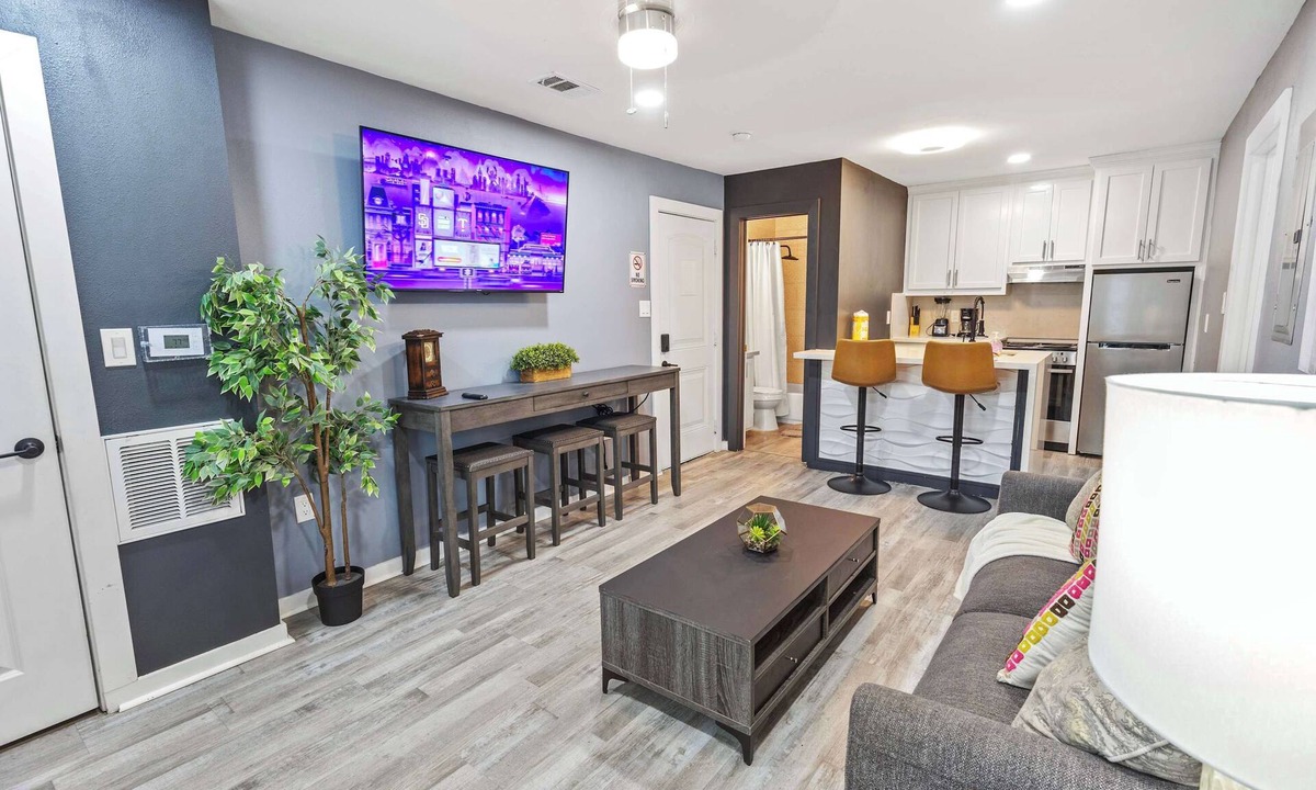 South Central Houston Apartment | Comfy 2BR Walkable Fast Wi-Fi Sleeps 4