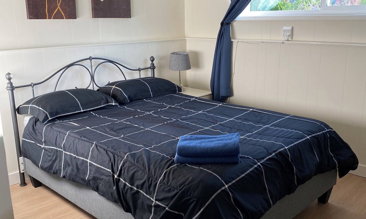 Campbell River Apartment | Comfy and clean garden suite. Close to Discovery Pier, Museum, and Hospital.