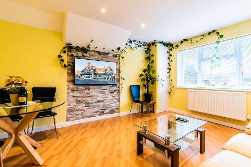 Tadworth Apartment | Comfy Apartment 16 Easy access to Central London